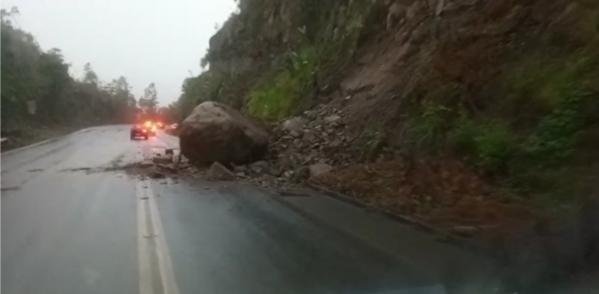 Pedra se desprende de barranco e  cai sobre a BR-470 na Serra da Santa