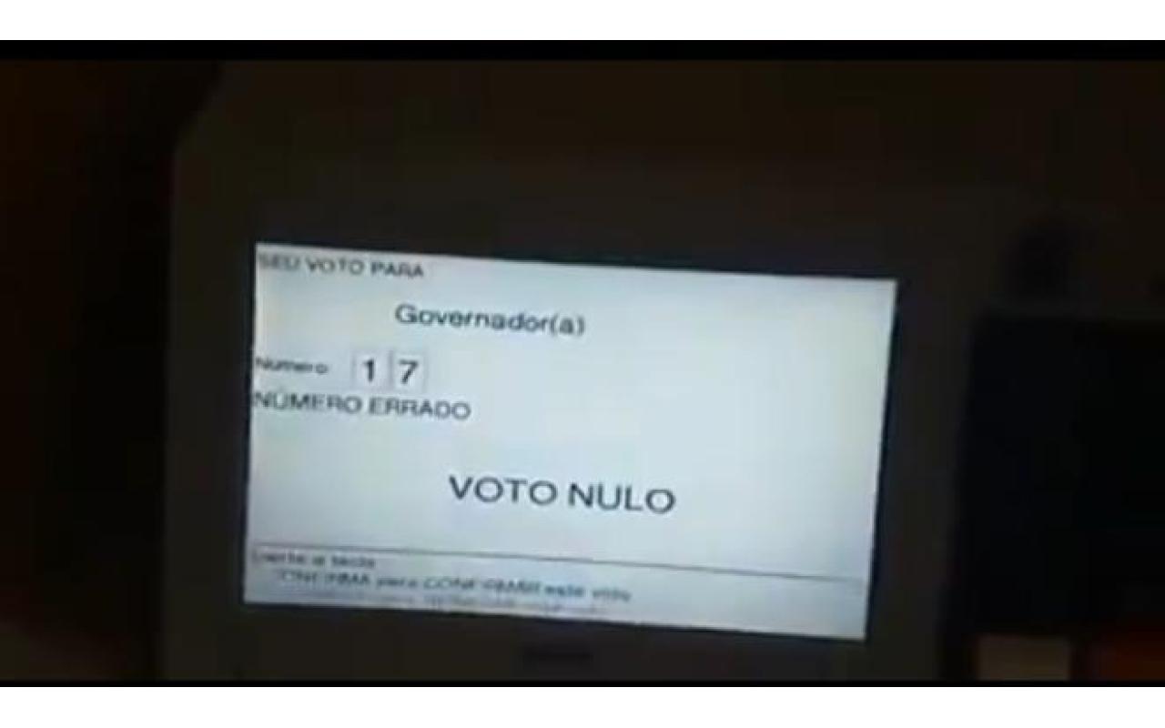 Pelo menos três eleitores são flagrados fazendo fotos ou vídeos da urna no país; um foi em SC