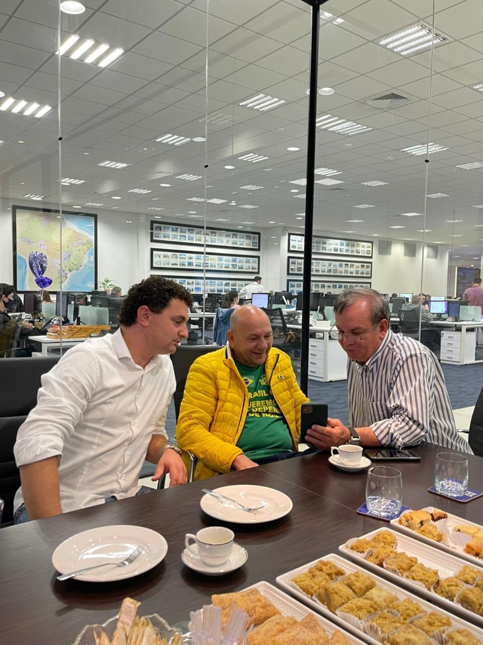 Peninha e Luciano Hang articulam solução para construções às margens dos rios
