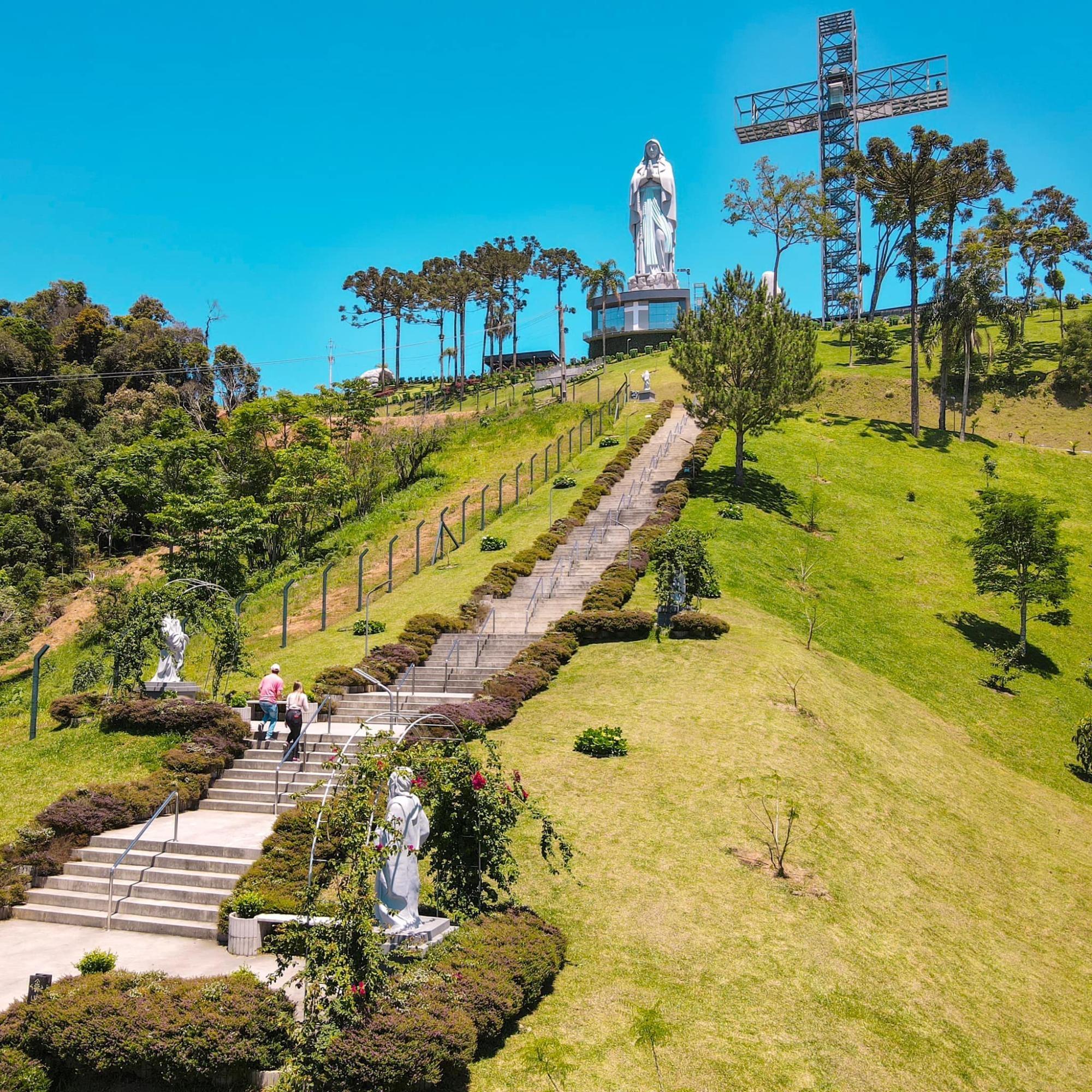 Peregrinos que moram em Balneário Camboriú irão percorrer o Caminho de Santiago de Compostela e divulgar o Caminho do Louvor