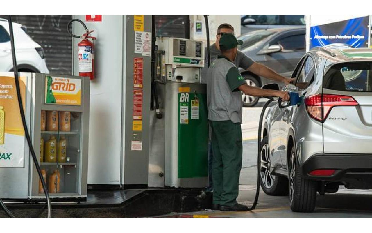 Petrobras reduz preço de venda da gasolina para as distribuidoras