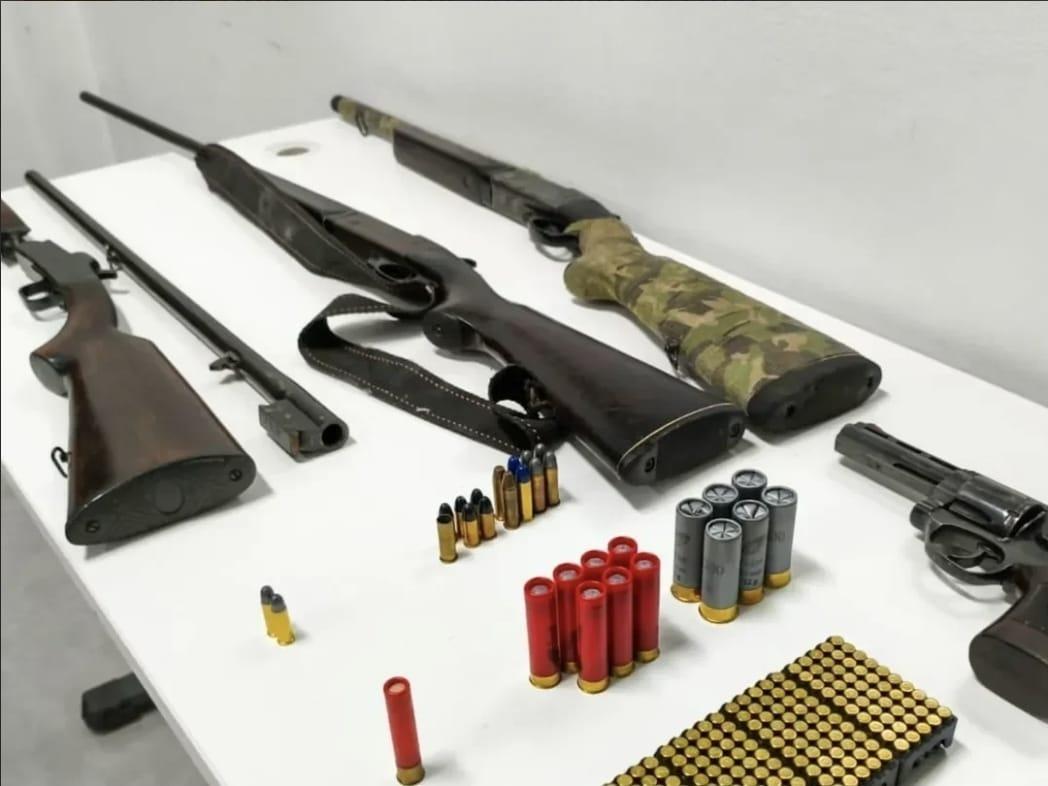 PM encontra arsenal em casa de agressor denunciado pela Lei Maria da Penha no Alto Vale