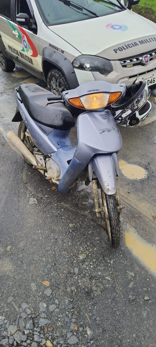 Polícia Militar localiza moto furtada e prende foragido do presídio em Chapadão do Lageado