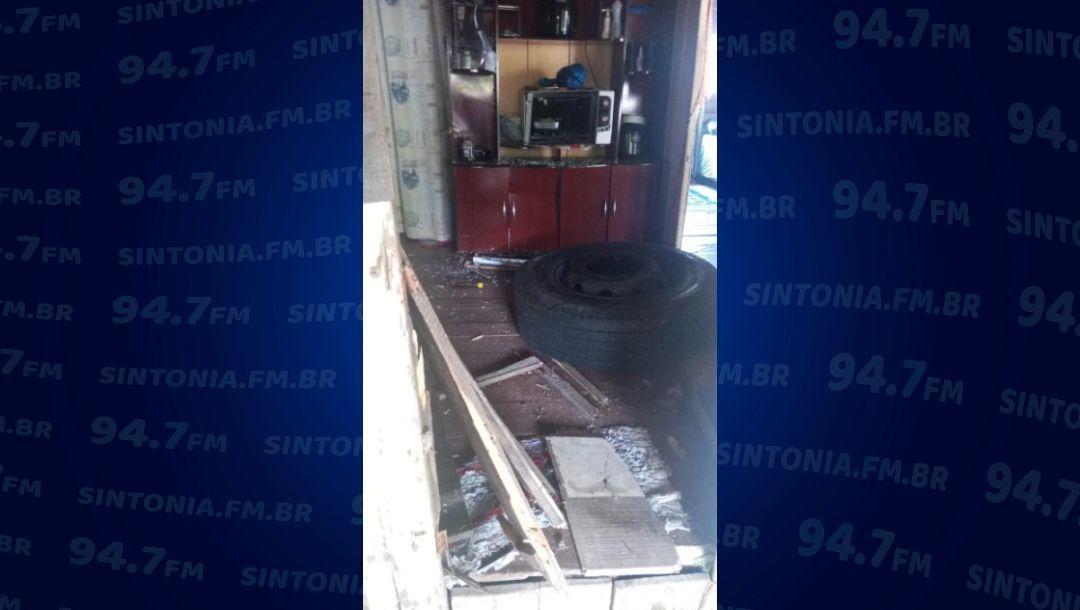 Pneu se solta de caminhão e atinge casa às margens da BR-470 em Ibirama