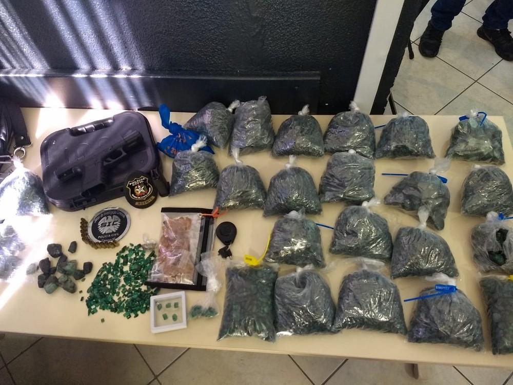 Polícia apreende 25 quilos de pedras preciosas com lutador de jiu-jitsu em Balneário Camboriú