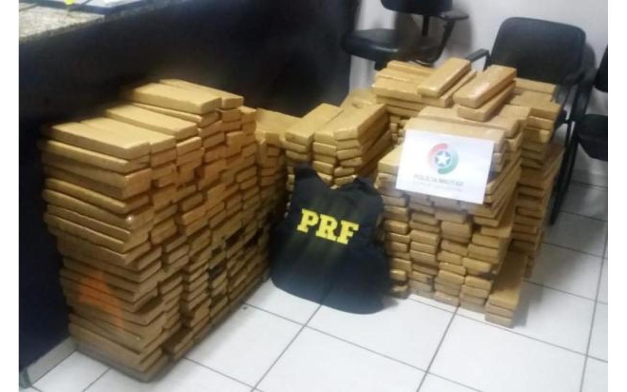 Polícia apreende 500 quilos de maconha após perseguição em Garuva