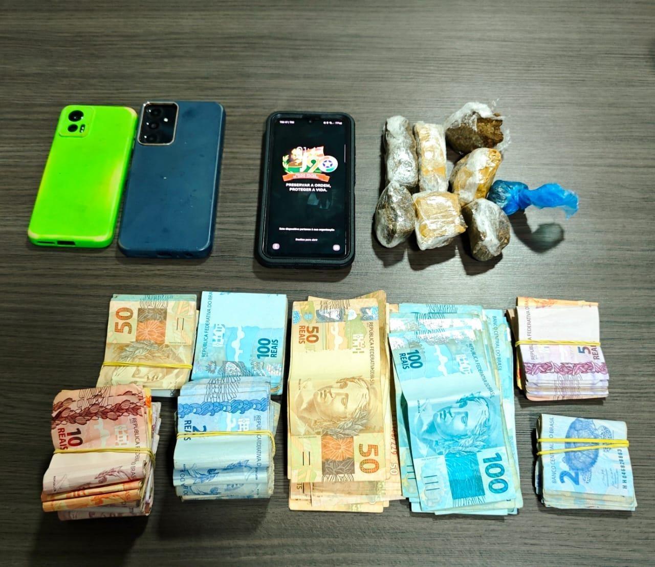 Polícia apreende drogas, dinheiro e aves silvestres no Centro de Leoberto Leal