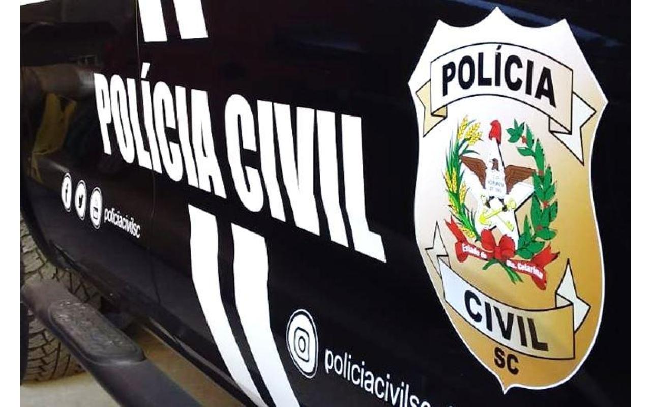 Polícia Civil cumpre mandado de busca e apreensão na residência de homem que invadiu dois colégios  no Alto Vale