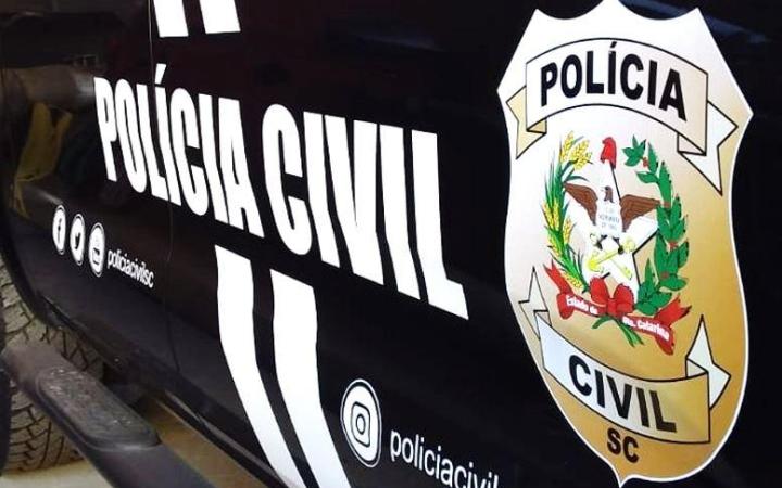 Polícia Civil cumpre mandado de busca e apreensão na residência de homem que invadiu dois colégios  no Alto Vale