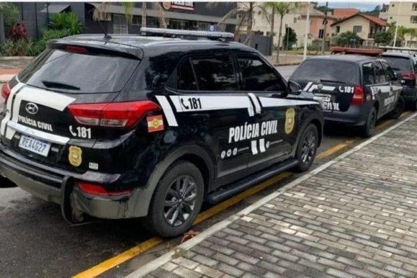 Polícia Civil cumpre mandado de prisão no fórum de Ituporanga por “rinha de galo”