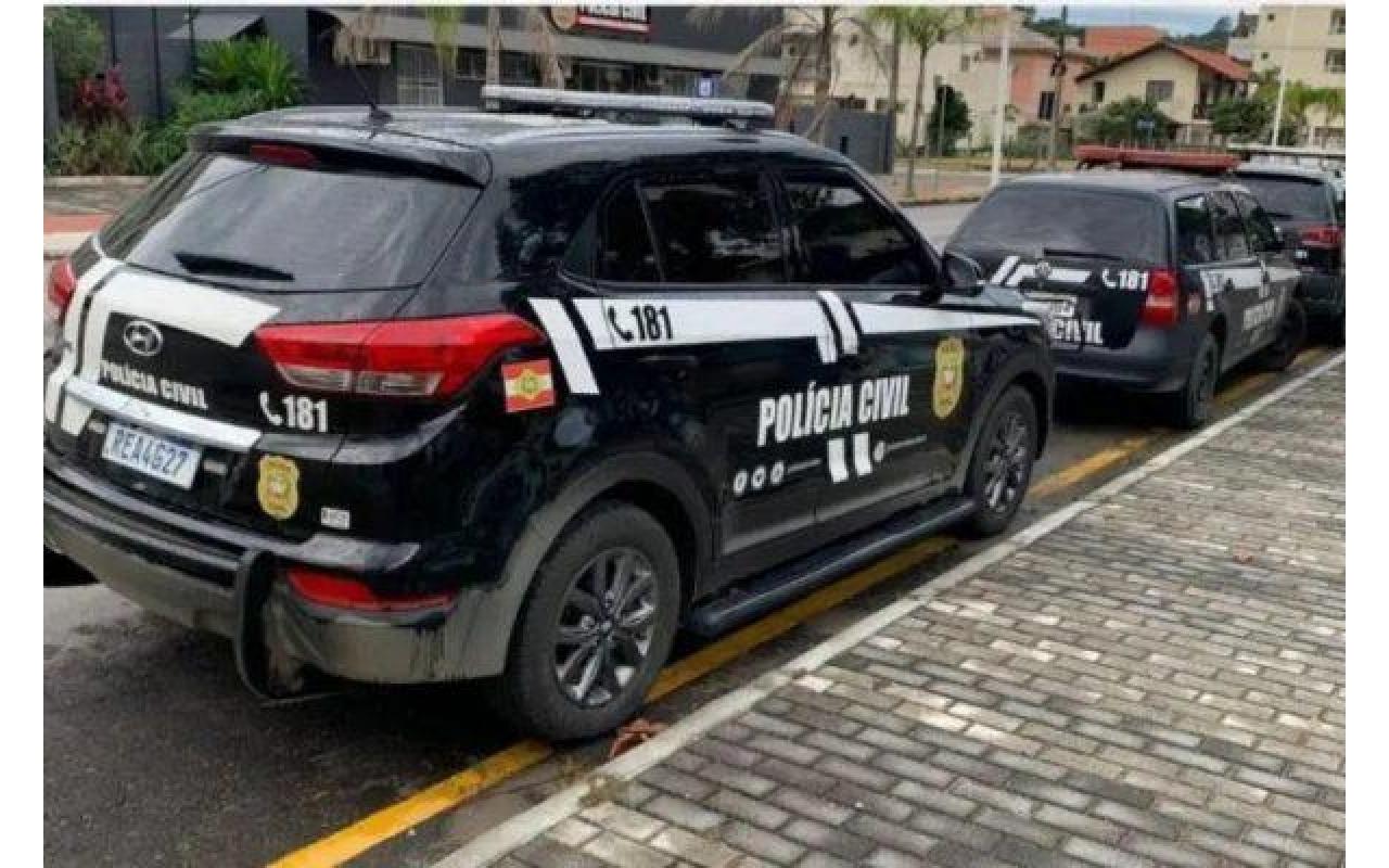 Polícia Civil cumpre mandado de prisão no fórum de Ituporanga por “rinha de galo”
