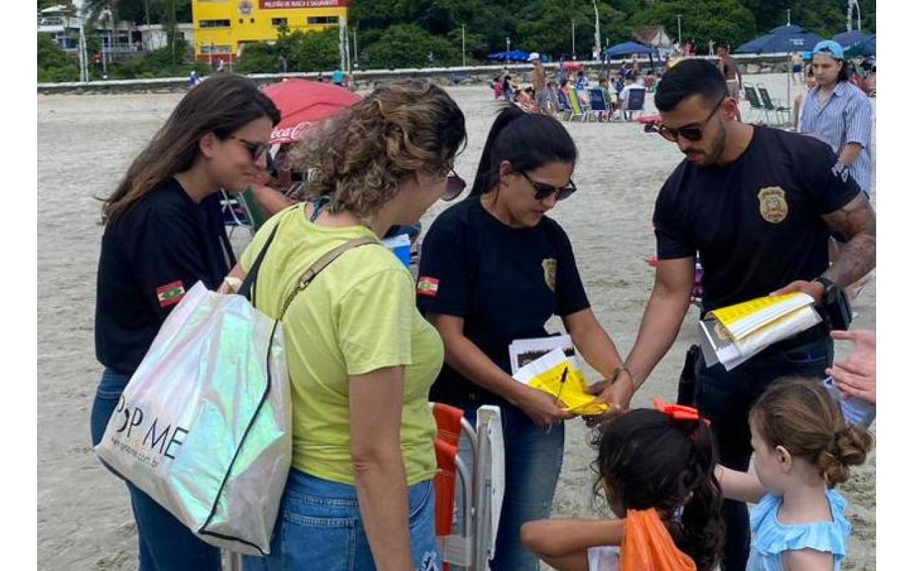 Polícia Civil distribui mais de 40 mil pulseirinhas de identificação para crianças no Litoral catarinense
