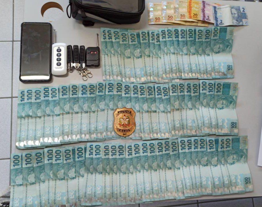 Polícia Civil identifica autor de furtos em veículos e apreende bloqueadores de frequência, dinheiro e objetos furtados