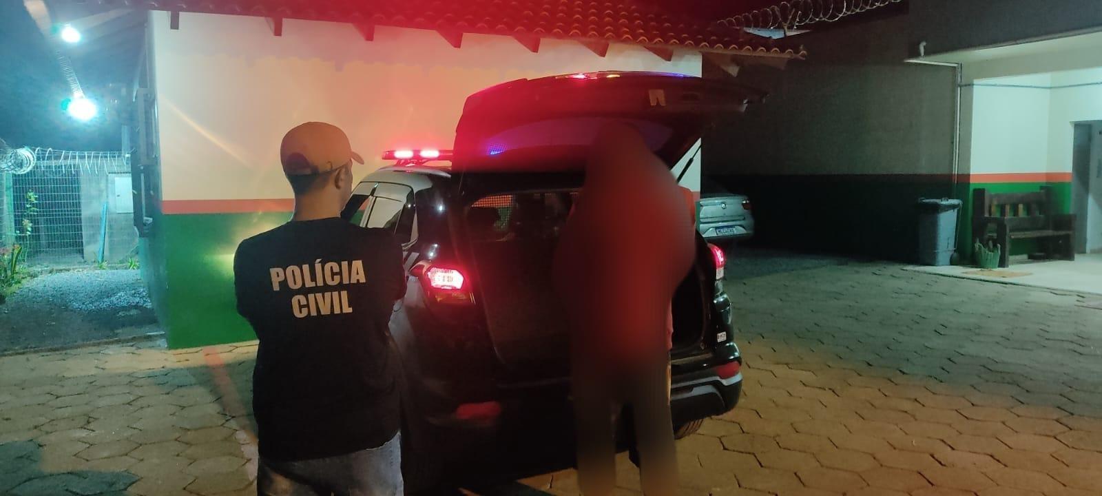 Polícia Civil identifica foragido com mandado de prisão  e prende mulher por desacato e dano ao patrimônio