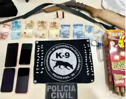 Polícia Civil prende casal por tráfico de drogas e apreende arma em Bom Retiro