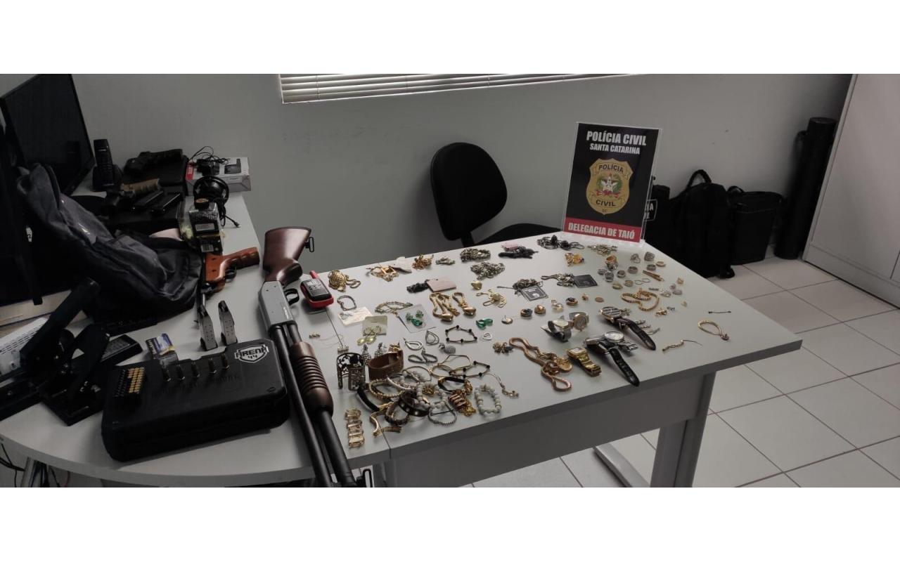 Polícia Civil prende dois homens, recupera arma de fogo e objetos furtados em Taió