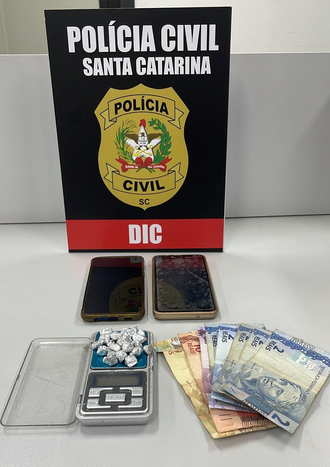  Polícia Civil prende dois traficantes em flagrante 