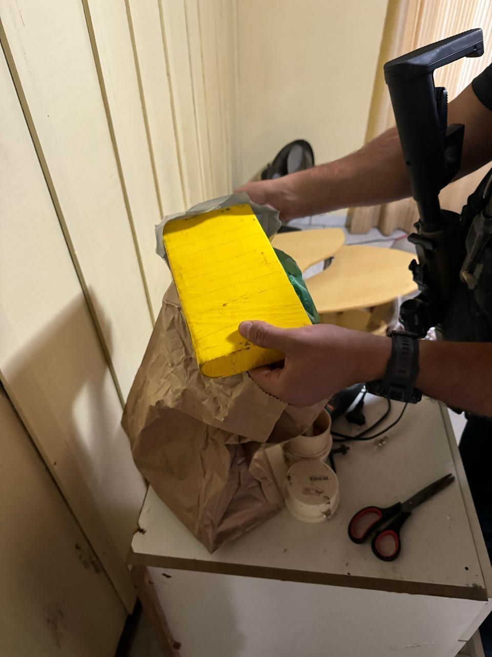Polícia Civil prende homem em flagrante com mais de  1kg de cocaína