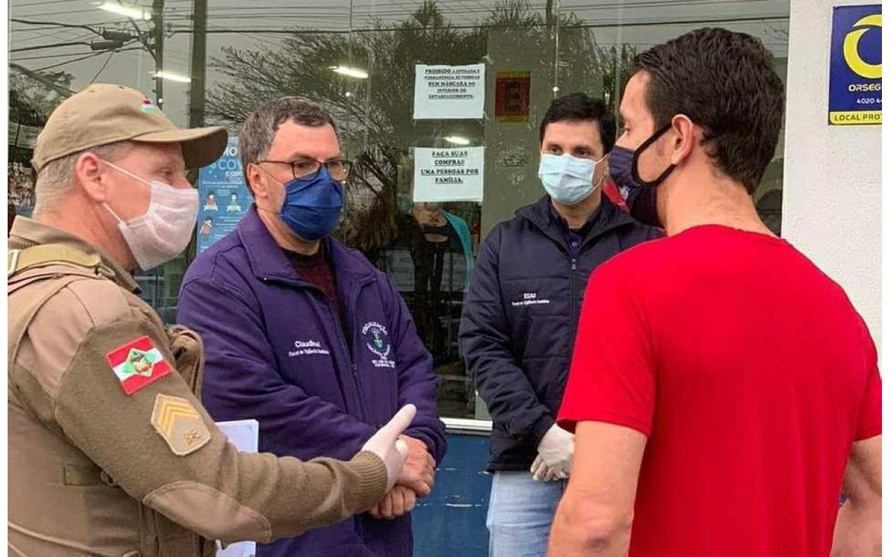 Policia Militar fiscaliza cumprimento de novas regras para combater a propagação do novo coronavírus na Região da Cebola