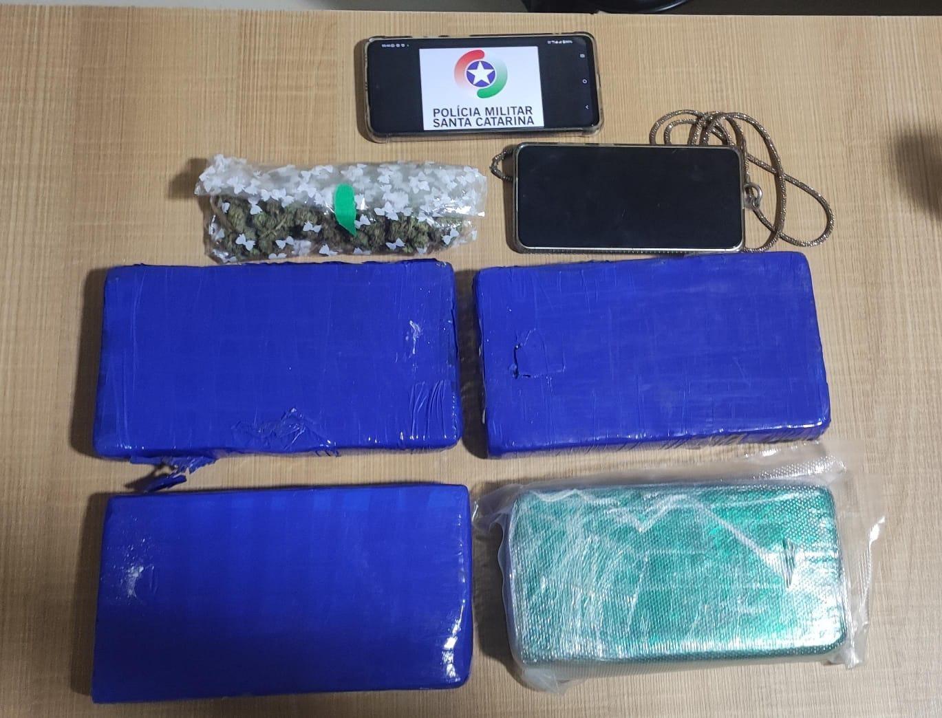 Polícia Militar prende mulher por tráfico de drogas em Alfredo Wagner