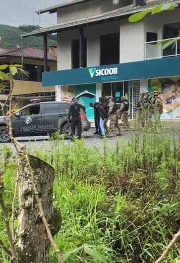 Polícia Militar resgata reféns de assalto a Cooperativa de Crédito no Vale do Itajaí