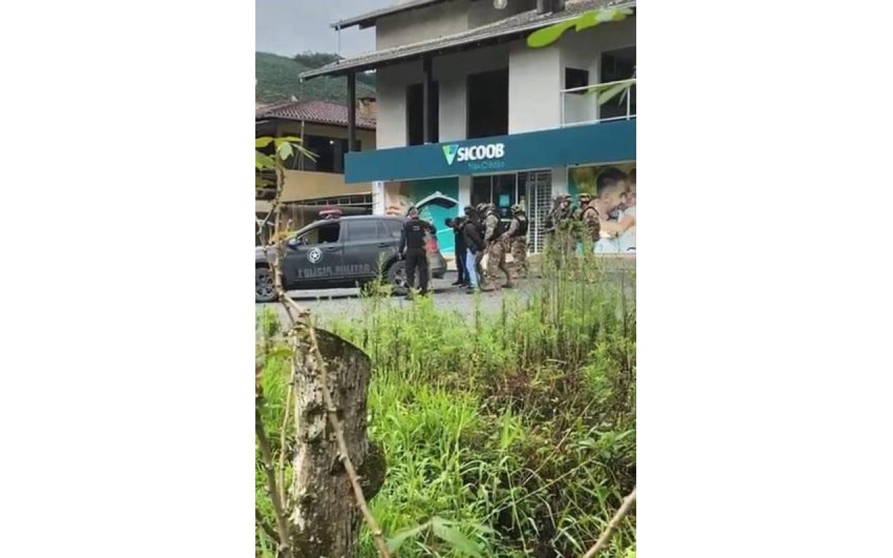 Polícia Militar resgata reféns de assalto a Cooperativa de Crédito no Vale do Itajaí