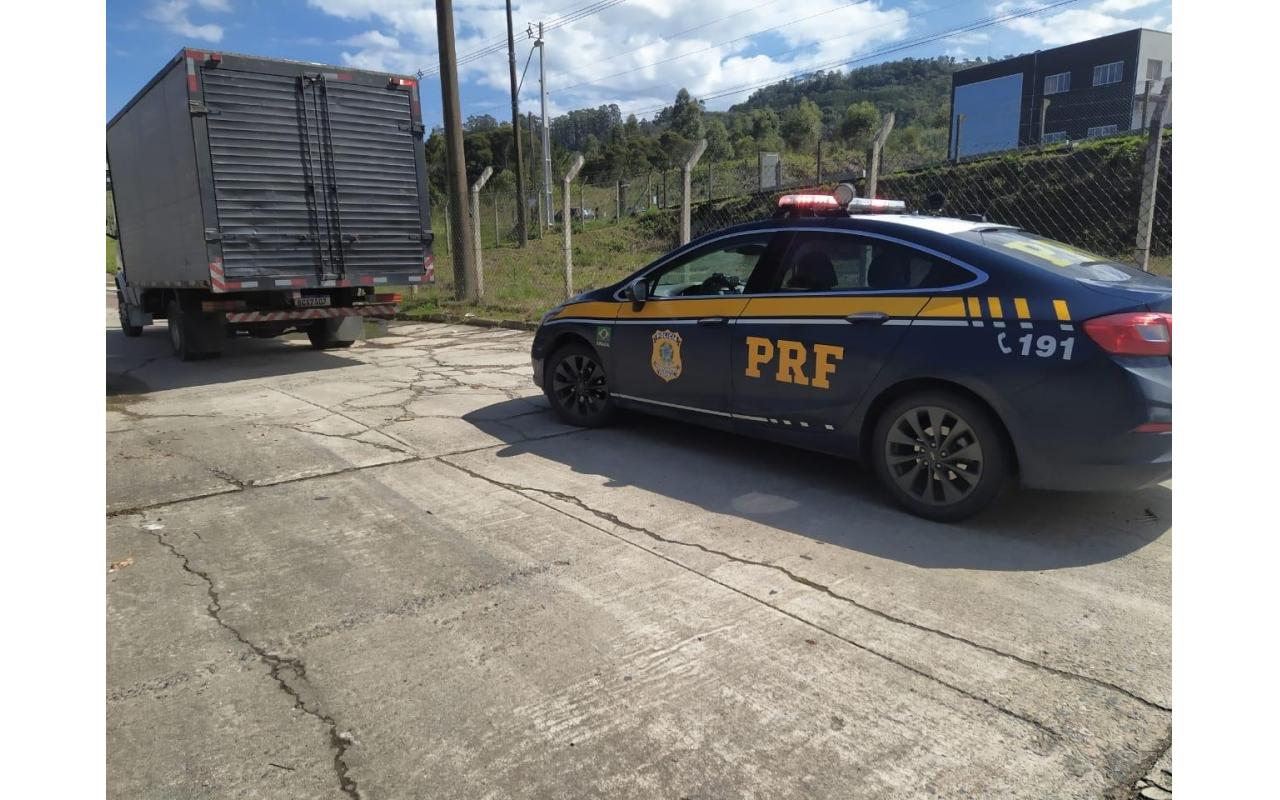 Polícia Rodoviária Federal recupera veículo furtado e com placas falsas em Rio do Sul, na BR-470