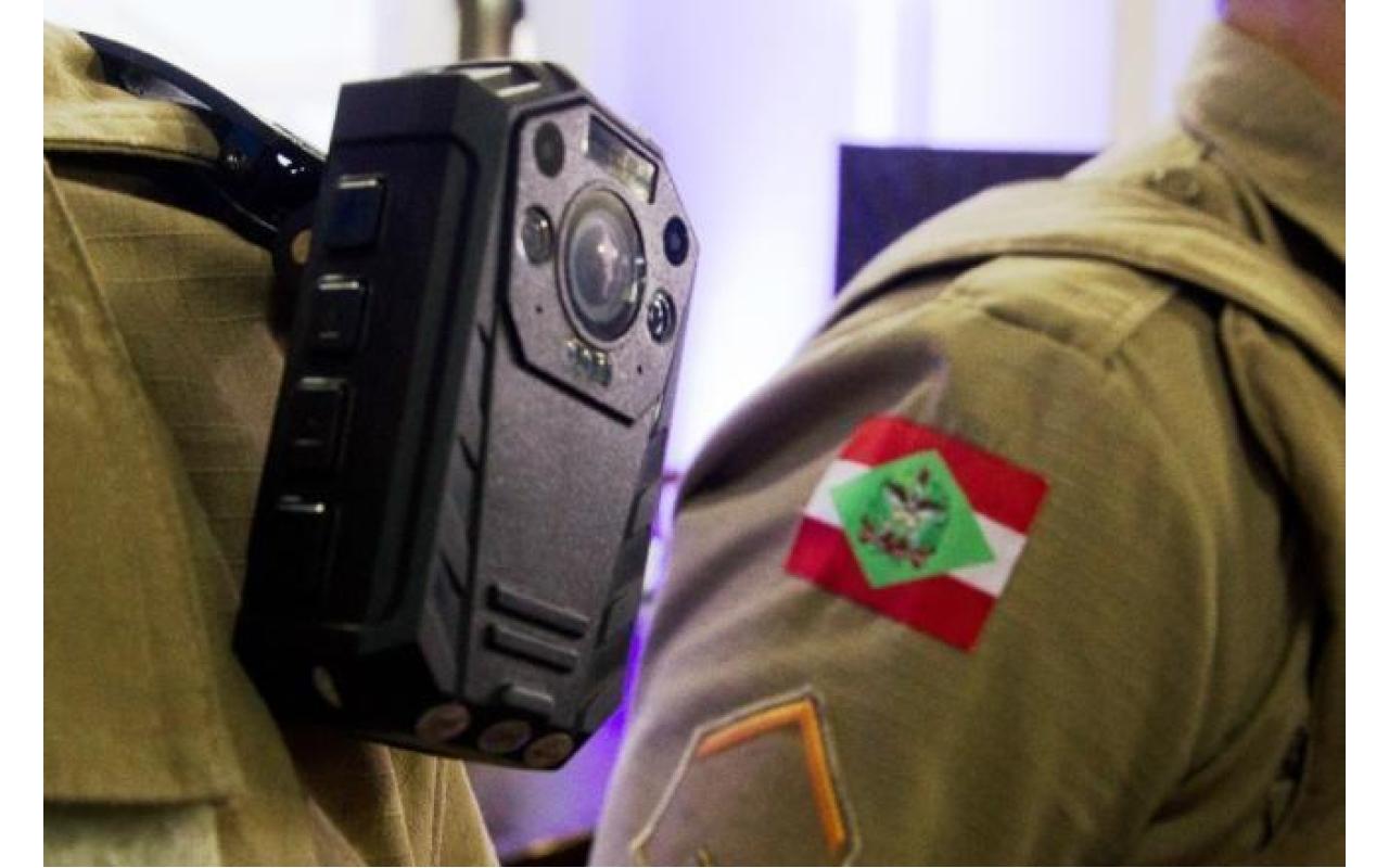 Policiais militares do Alto Vale passarão a usar câmeras nas fardas a partir de setembro