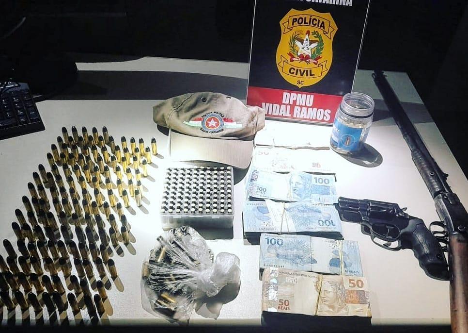  Polícias Civil e Militar de Vidal Ramos prendem indivíduo em flagrante por posse de arma de fogo 