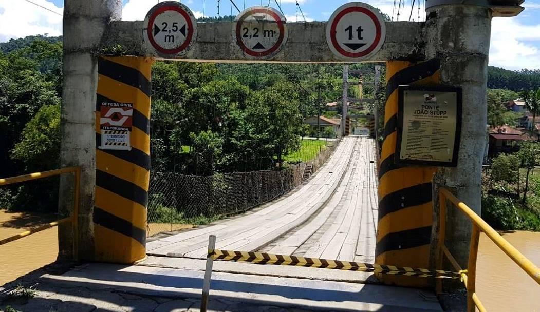 Ponte do bairro Salto Grande é interditada para passagem de veículos, em Ituporanga