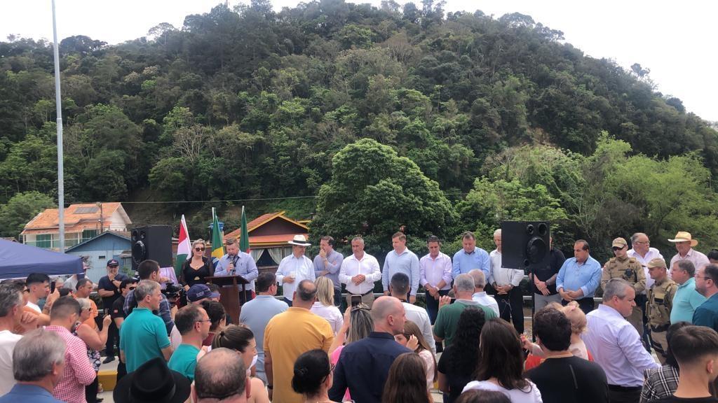 Ponte que liga a nova sede da Prefeitura e a comunidade de Santa Bárbara ao centro de Alfredo Wagner é inaugurada