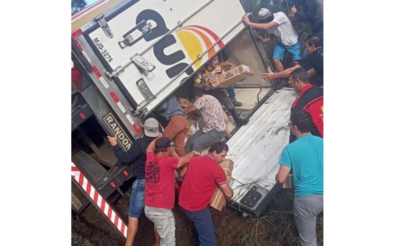 Populares que saquearam carga de carreta tombada na BR 470 reclamam dos produtos oriundos do furto