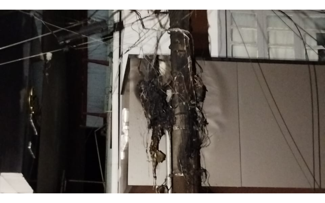 Fiações de postes pegam fogo nesta madrugada no centro de Ituporanga