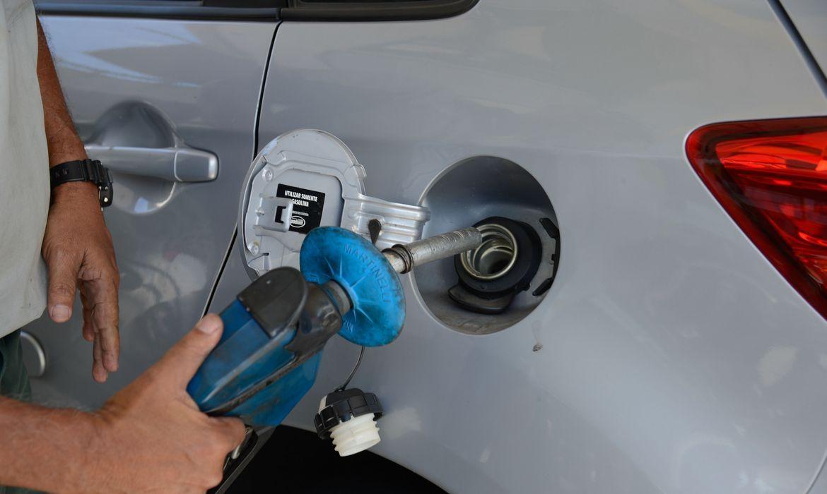 Preços de gasolina e diesel sobem nas refinarias a partir desta terça 