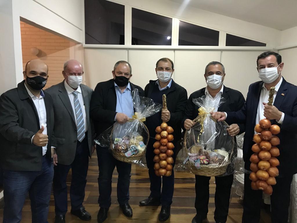 Prefeito de Alfredo Wagner em jantar com Governador do Estado solicita recursos para construção do prédio da prefeitura