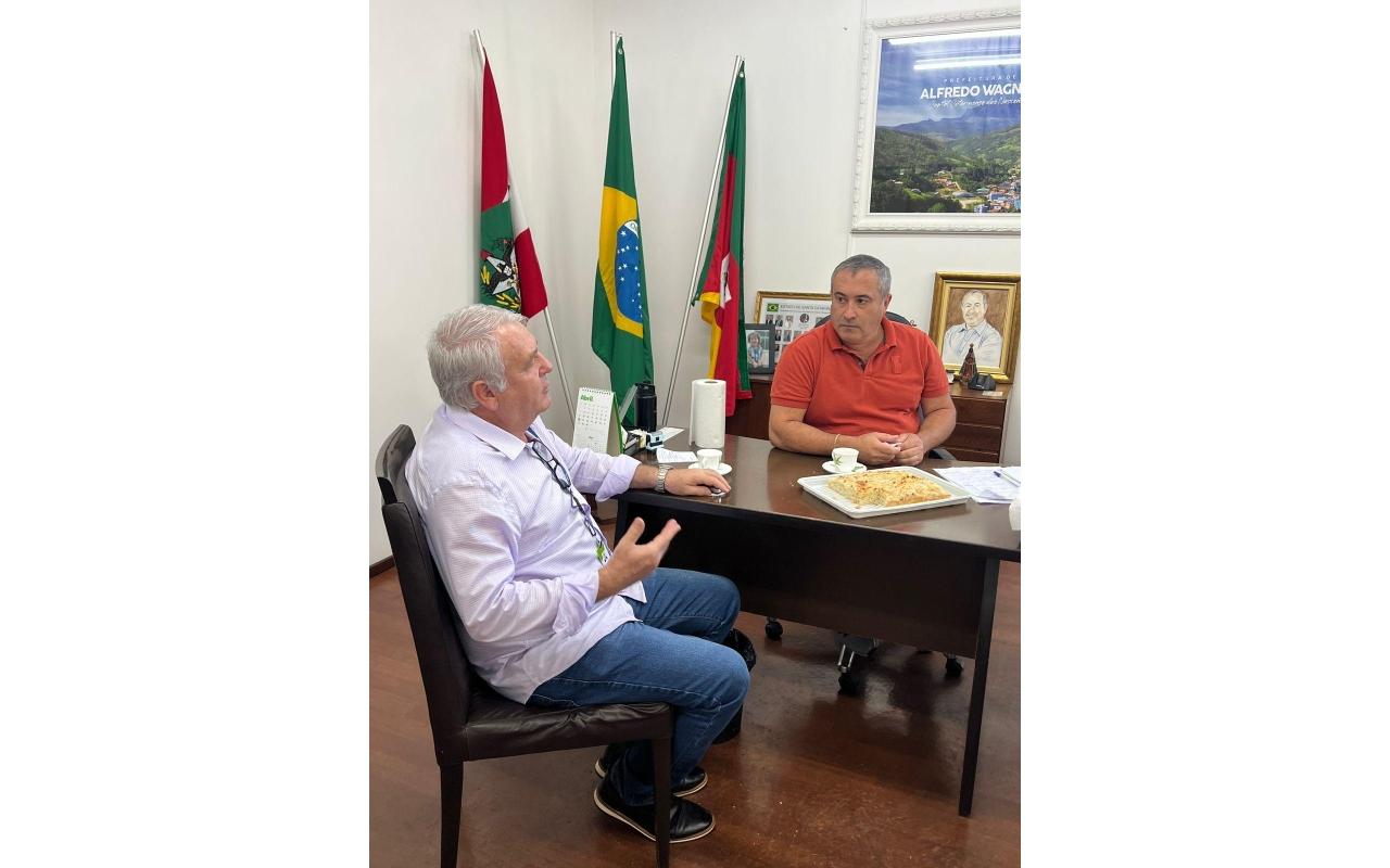 Prefeito de Alfredo Wagner recebe gerente do Instituto do Meio Ambiente e busca solução para utilizar cascalheiras do município