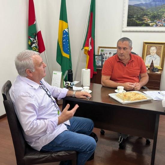 Prefeito de Alfredo Wagner recebe gerente do Instituto do Meio Ambiente e busca solução para utilizar cascalheiras do município