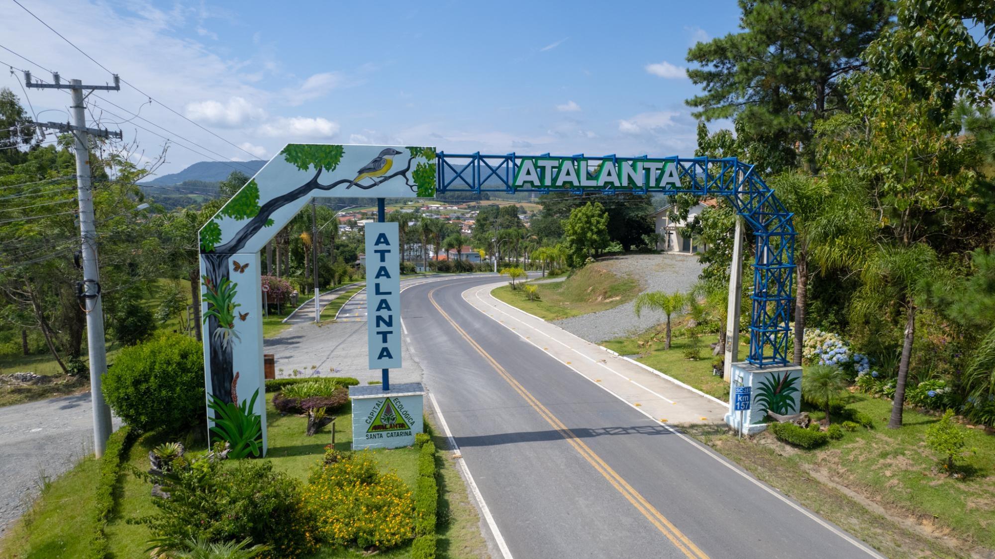 Prefeito de Atalanta orienta agricultores sobre retirada de calcário do Programa Terra Boa