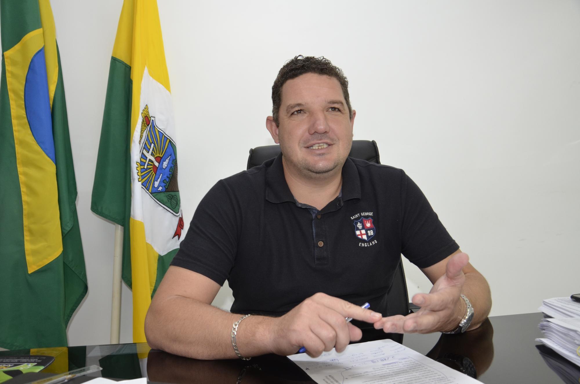 Prefeito de Aurora adota medidas para redução de gastos