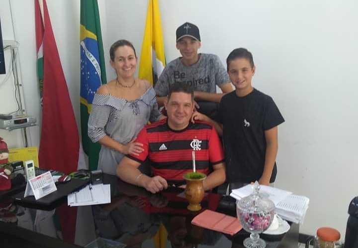 Prefeito de Aurora comenta estado de saúde da família após acidente de trânsito