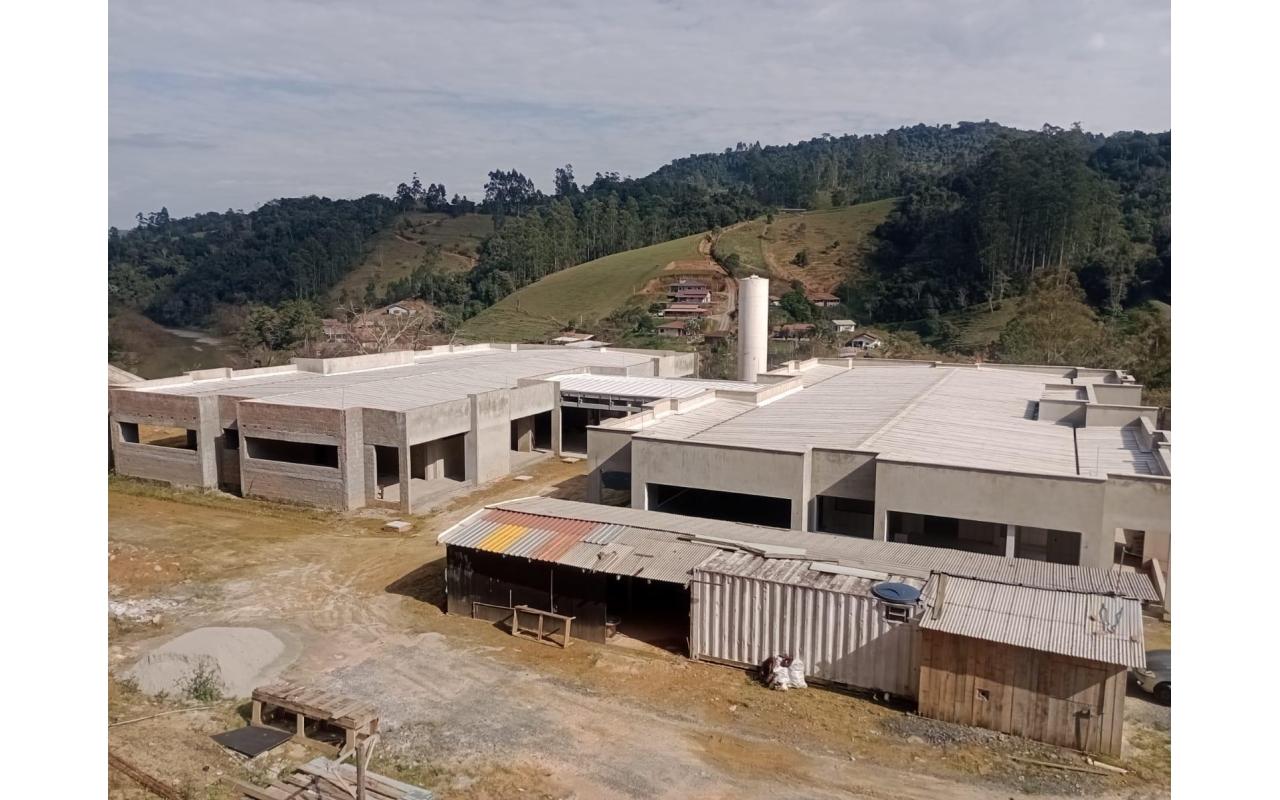 Prefeito de Aurora mostra indignação por conta de atraso em obras no município