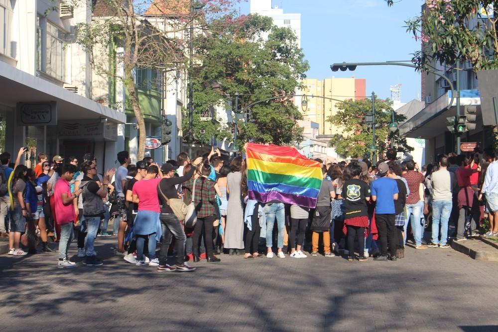Prefeito de Blumenau veta projeto de lei do Dia do Orgulho LGBT e parada da diversidade