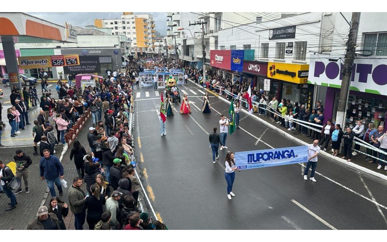 Prefeito de Ituporanga Gervásio Maciel elogia organização do desfile cívico e agradece a presença do público