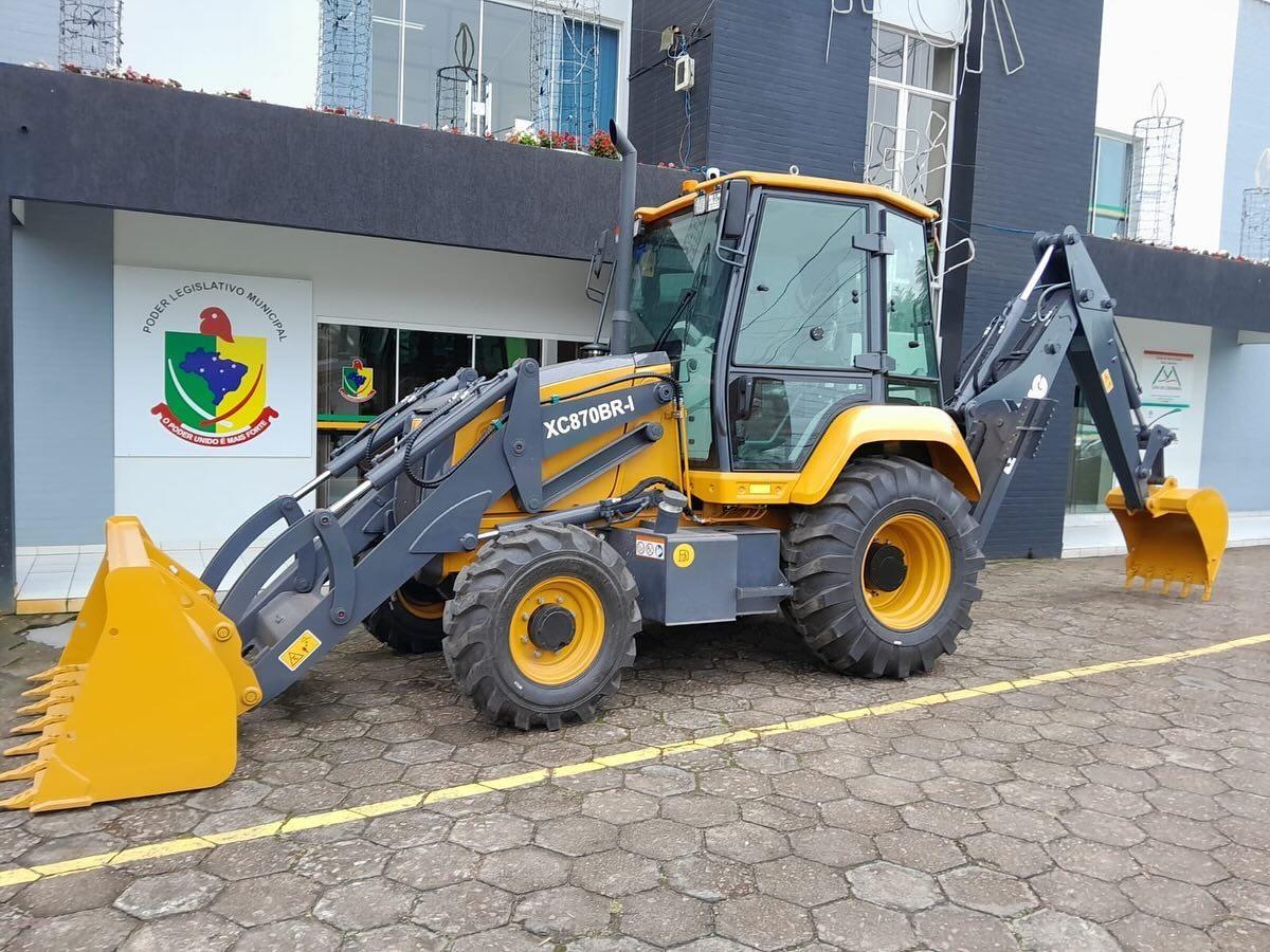 Prefeito de Petrolândia agiliza liberação de máquinas do programa "Santa Catarina Levada a Sério"