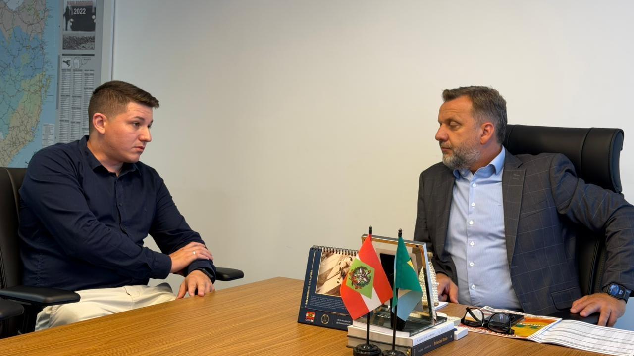 Prefeito de Petrolândia busca agilidade em portarias e garante novo equipamento para Secretaria de Obras