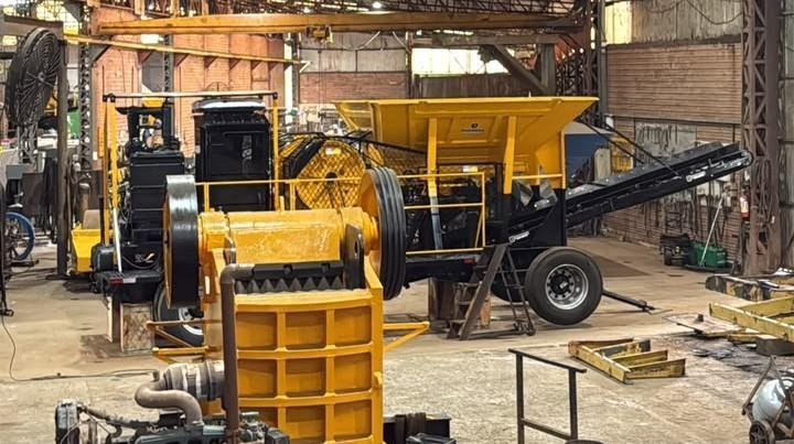 Prefeito de Petrolândia conhece empresa fabricante de britador que será adquirido pelo município
