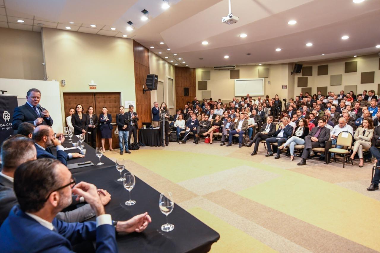 Prefeito de Petrolândia participa de evento promovido pela Fecam 