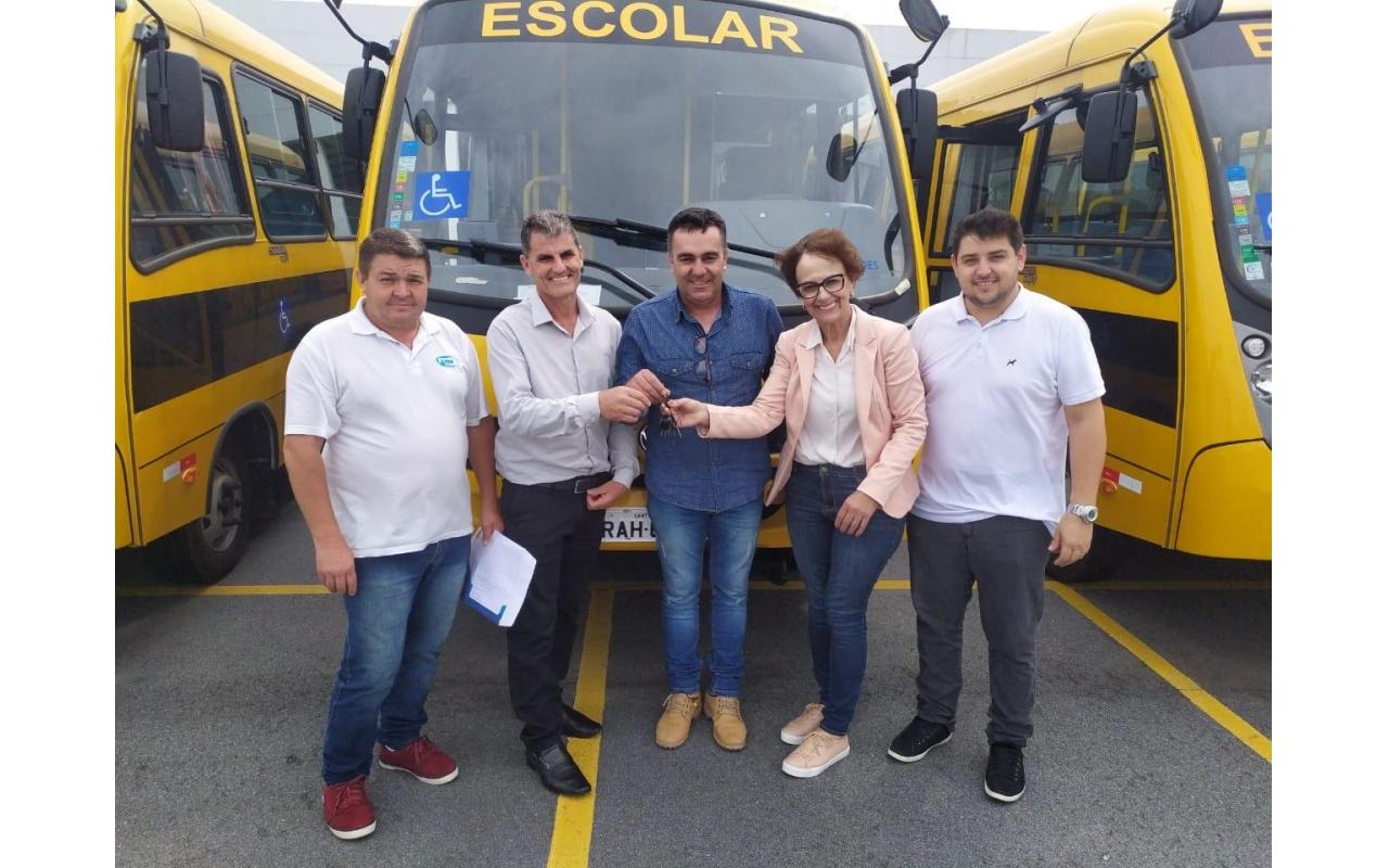 Prefeito de Vidal Ramos recebe ônibus novo para reforçar a frota do transporte escolar do município