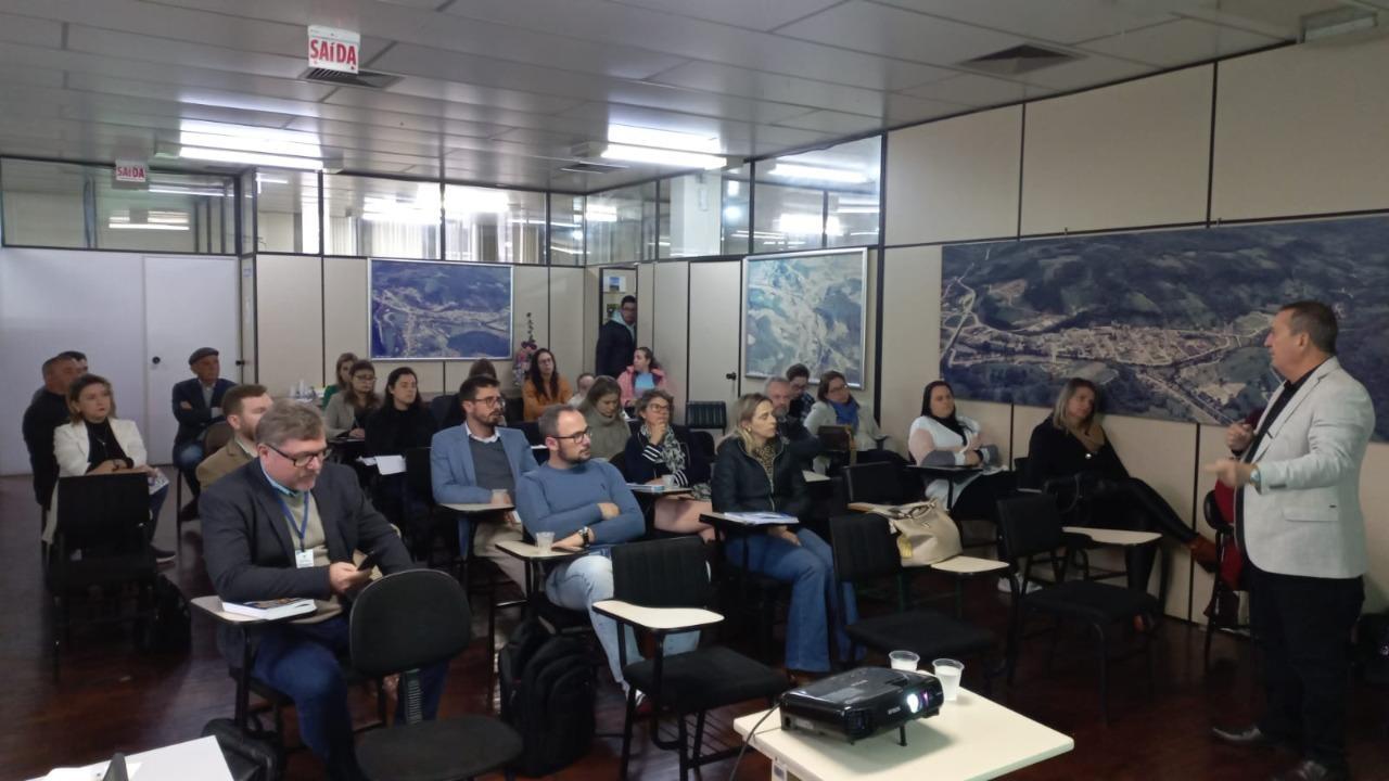 Prefeito e servidores de Ituporanga participam de curso sobre a nova lei de licitações