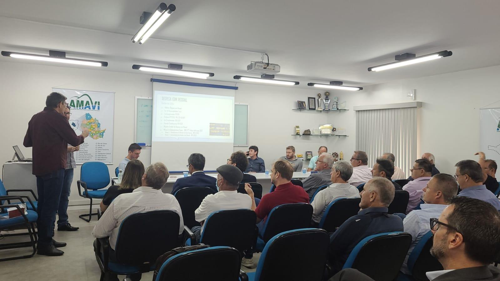 Prefeitos da Amavi aprovam criação do consórcio do Aeroporto Regional Alto Vale